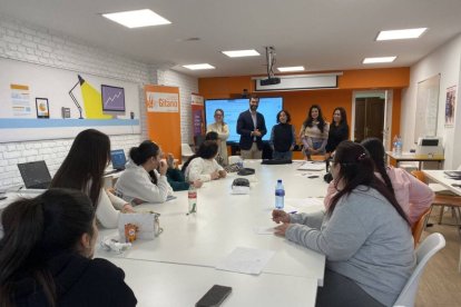Visita de concejales del PP al Secretariado Gitano de León.