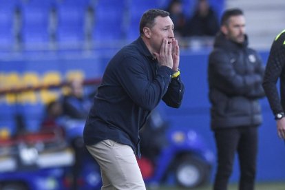 Llona da instrucciones a sus jugadores ante el Barcelona Atlètic en el Johan Cruyff.