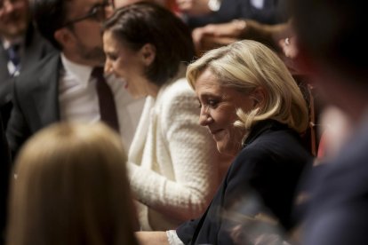 La líder del grupo parlamentario del Rally Nacional (RN), Marine Le Pen, durante una sesión de preguntas al gobierno en la Asamblea Nacional Francesa, en París, Francia, 01 de abril de 2025. La Asamblea Nacional Francesa el 01 de abril discutirá la manipulación emocional de las víctimas de violencia física y sexual, así como la inclusión del consentimiento en la definición legal de violación y agresión sexual en Francia. Francia EFE/EPA/Teresa Suárez