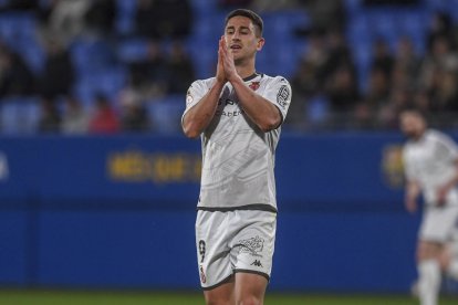 Manu Justo se desespera tras fallar una clara ocasión de gol frente al Barcelona Atlètic, de las que no suele perdonar.