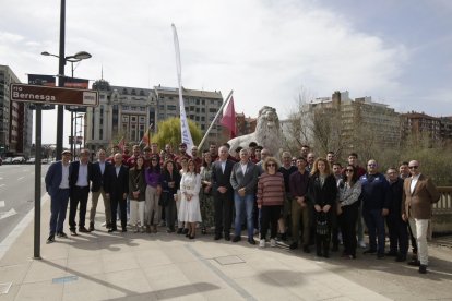 Foto de familia del Abanca Ademar con los jugadores, técnicos y junta directiva junto con los empleados de Abanca.