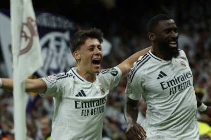 Antonio Rüdiger celebra la clasificación del Madrid con Arda Guler tras marcar el cuarto gol.