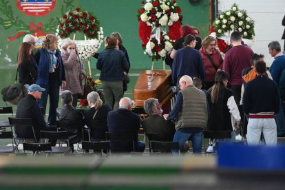Familiares y amigos asisten a la capilla ardiente este martes en el polideportivo municipal de Villablino.