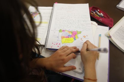 Clases de apoyo escolar a menores de familias desfavrecidas.