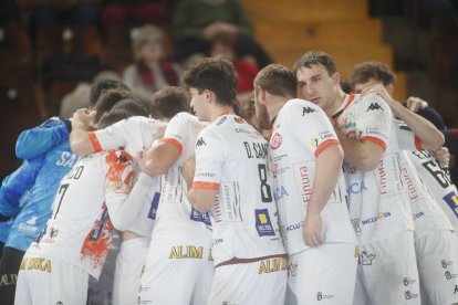 El Ademar prepara el partido ante Cangas.