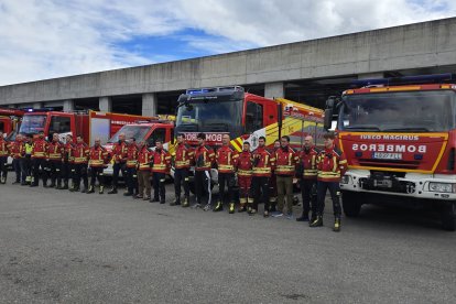 Momento del minuto de silencio en el Parque de Bomberos de Ponferrada.