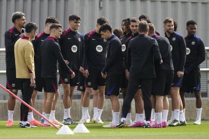 Los jugadores del FC Barcelona durante el entrenamiento que realiza la plantilla barcelonista en la ciudad deportiva Joan Gamper para preparar el partido de liga que disputarán mañana ante el Real Betis Balonpié en el Estadio Olímpico Lluís Companys.EFE/ Enric Fontcuberta