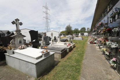 En Fuentesnuevas urgen ampliar el cementerio y los que no tienen nicho tienen que llevar a su ser querido a Montearenas.  Regina Gancedo, José Antonio Cartón y Andrés Gabella, ayer en rueda de prensa.