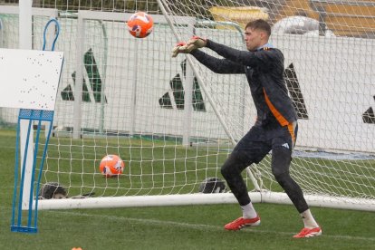 El portero leonés del Real Madrid Fran González, durante el entrenamiento de ayer.