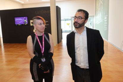 El subsecretario de Transición Ecológica, Miguel Suela, con la portavoz de Wikiesfera.