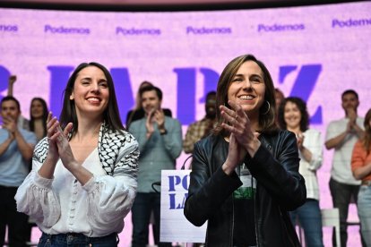 Irene Montero junto a Ione Belarra ayer, tras anunciar la candidatura de la exministra.