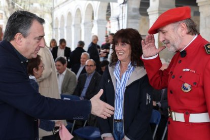 El jefe de la Ertzaintza saluda a Aitor Esteban.
