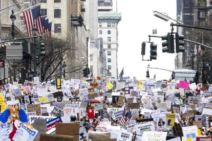 Miles de personas marchan por la Quinta Avenida de Nueva York contra Trump.