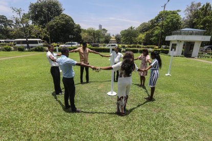 Varias personas en círculo en Colombo, en el 'día sin aombra'.