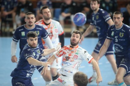 El Ademar tendrá que hacer un partido perfecto para eliminar al Cangas de la Copa del Rey.