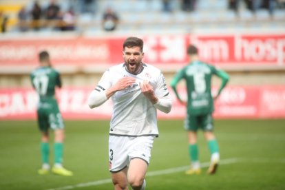 El gol anotado por el defensa central Eneko Satrústegui que dio la victoria ante el Arenteiro es aire fresco para la Cultural.