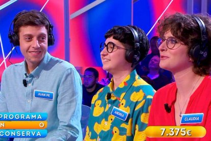 Claudia, primera por la derecha, en Reacción en Cadena