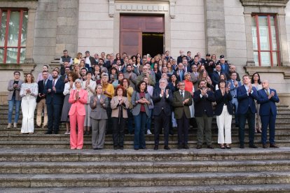 Los miembros del Parlamento guardan un minuto de silencio en repulsa por el crimen machista de O Bolo (Ourense) en el Parlamento de Galicia, este martes, en Santiago de Compostela. EFE/ Xurxo Martínez
