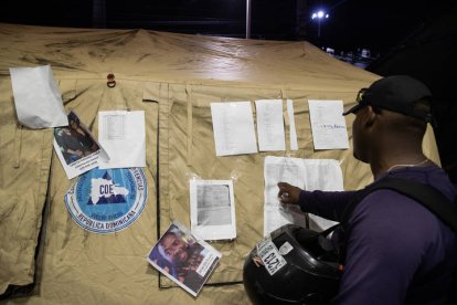 Personas revisan las listas de fallecidos y heridos en las afueras de la discoteca Jet Set este martes, en Santo Domingo (República Dominicana).