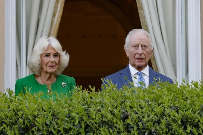 Los reyes del Reino Unido Carlos y Camila, durante un encuentro con la comunidad británica en Roma celebrado este martes en el marco de su visita oficial a Italia. EFE/EPA/Fabio Frustaci