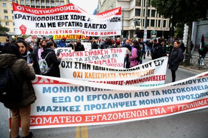 - Los manifestantes asisten a un mitin como parte de una huelga general nacional de 24 horas en el centro de Atenas, Grecia, 09 de abril de 2025. La Confederación General de Empleados de Grecia (GSEE) y la Confederación de Servidores Públicos (ADEDY) hicieron un llamado a la participación masiva de todos los trabajadores en los sectores público y privado, pidiendo acuerdos laborales colectivos, la reinstauración de los salarios 13 y 14, así como medidas para abordar el alto costo de vida. (Grecia, Atenas) EFE/EPA/ALEXANDROS BELTES