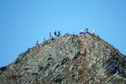 Senderistas colocan la bandera del Bierzo en lo alto del Catoute, en una imagen de archivo.  Senda por el Zofreral de Cobrana.  De la Carrera, Laura Fernández, Ramón y Alfonso Fernández.