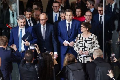 Friedrich Merz (en el centro), ayer, con parte de sus socios en Berlín.