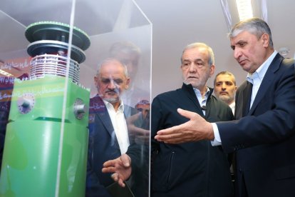 Pezeshkian con el jefe de la Organización Atómica de Irán.