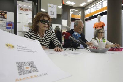Presentación ayer de la audioguía de Alcles, la última apuesta tecnológica. Una paciente utiliza las gafas de realidad virtual en la sede de Alcles.