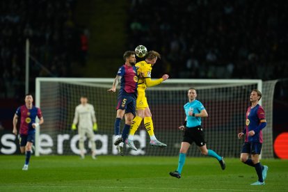 El defensa del FC Barcelona, Iñigo Martínez (i), disputa el balón ante el centrocampista del Borussia, Julian Brandt, durante el encuentro correspondiente a la ida de los cuartos de final de la Liga de Campeones que disputan hoy miércoles FC Barcelona y Borussia Dortmund en el Estadio Olímpico de Montjuic, en Barcelona. EFE / Alejandro Garcia.