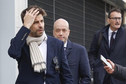 El exjugador del FC Barcelona Gerard Piqué rodeados de medios tras salir del juzgado de Majadahonda (Madrid). EFE/ Rodrigo Jimenez
