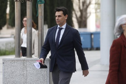 Alberto González Amador, pareja de Isabel Díaz Ayuso, sale de los Juzgados tras declarar este jueves ante la jueza que le investiga por presunta corrupción en los negocios en sus relaciones empresariales con Quirón Prevención. EFE/ Rodrigo Jiménez