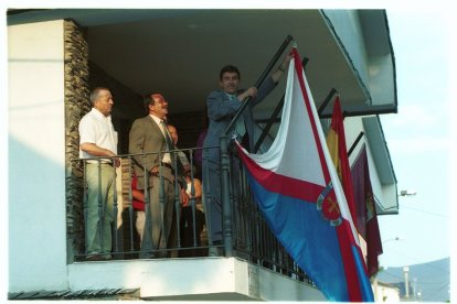 Izado de la bandera en Peranzanes, el 21 de julio de 2000.