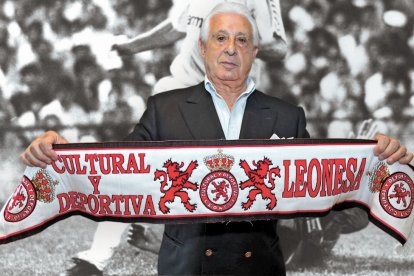 Raúl Álvarez posa con la bufanda de la Cultural y Deportiva Leonesa, un club que ascendió hace 70 años a Primera División, el 11 de abril de 1955.