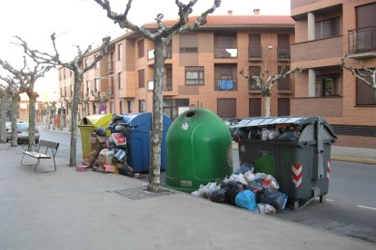 . Contenedores llenos de basura en Astorga