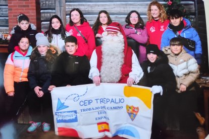 El alumnado del colegio Trepalio, con su directora, posa con Papá Noel.