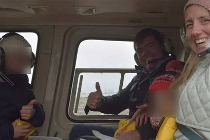 En la imagen, la familia se fotografía durante el vuelo antes de sufrir el accidente.