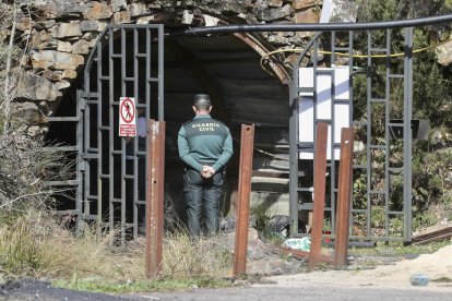 Imagen de archivo de investigadores, miembros de la brigada de salvamento minero y Policía Judicial de la Guardia Civil saliendo al exterior de la mina de Cerredo, en la que el pasado 31 de marzo murieron cinco trabajadores y otros cuatro resultaron heridos a causa de una explosión. EFE/ J.L.Cereijido