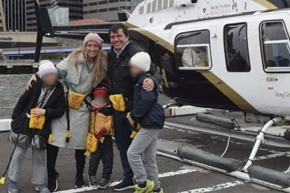 Agustín Escobar, su esposa, Mercè Camprubí y sus tres hijos antes de subir al helicóptero.