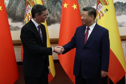 Pedro Sánchez con el presidente de China, Xi Jinping, ayer en Pekín.