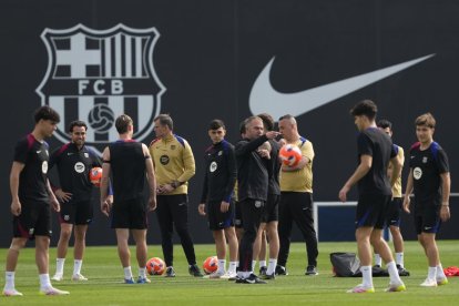 El entrenador Hansi Flick ordena el entrenamiento.