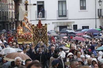 La Señora, La Antigua, es una de las tallas más veneradas en la Semana Santa leonesa y la que abre las procesiones. La gente la esperó con paraguas.