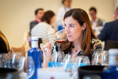 Una mujer cata un vino de la DO León.