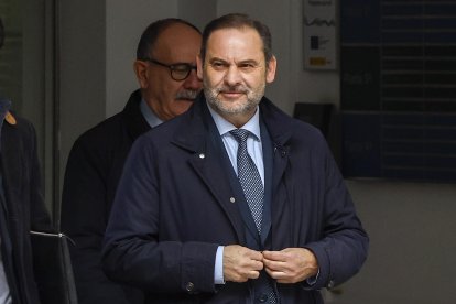 MADRID, 20/02/2025.- Imagen de archivo del exministro José Luis Ábalos tras salir del Tribunal Supremo, donde se sigue una causa contra él en el denominado caso Koldo, que gira en torno al presunto cobro de comisiones en contratos de mascarilas en pandemia. EFE/ Chema Moya