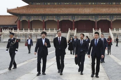 Pedro Sánchez durante un paseo por la Ciudad Prohibida antes de volver a España.