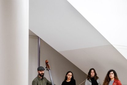 Suelen Estar Quartet es una formación pionera que basa sus interpretaciones en el abordaje del lenguaje de la libre improvisación.