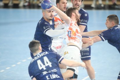 El Ademar llega crecido al duelo contra Nava tras su doble triunfo con el Cangas.