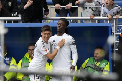 El defensa francés del Real Madrid Eduardo Camavinga (d) celebra tras anotar el primer gol del equipo este domingo, durante el partido de la jornada 31 de LaLiga EA Sports, entre el Deportivo Alavés y Real Madrid, en el estadio de Mendizorrotza de Vitoria. EFE/ Adrian Ruiz Hierro