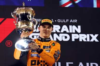 El australiano Oscar Piastri (McLaren) celebra la victoria en el Gran Premio de Baréin, el cuarto del Mundial de Fórmula Uno. EFE/EPA/ALI HAIDER