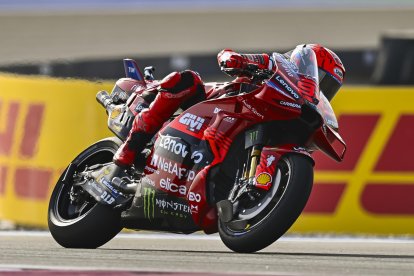 El español Marc Márquez (Ducati Desmosedici GP25), durante el entrenamiento para el Gran Premio de Motociclismo de Qatar en el Circuito Internacional de Lusail, este domingo. EFE/NOUSHAD THEKKAYIL